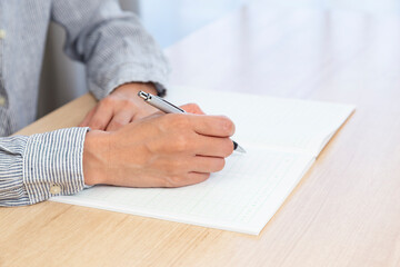 家計簿を記入する女性