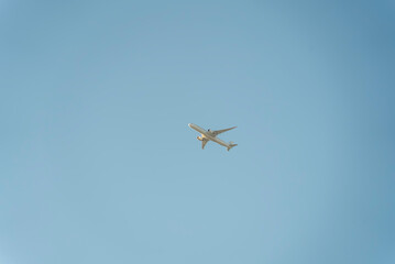 青空を飛行する旅客機