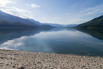 Naklejka premium Lake Against Mountain Range