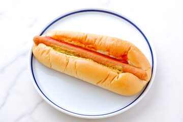マスタードとケチャップをかけたソーセージパン（ホットドッグ）

