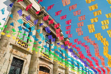 Decoracion con papel picado de colores en el Andador turistico de Oaxaca