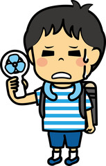 ハンディ扇風機で涼む小学生男児
