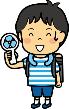 ハンディ扇風機で涼む小学生男児