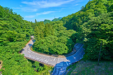 新緑の群馬県安中市のめがね橋(碓氷第三橋梁)から中山道(R18)を見下ろす