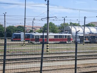 Stare i nowoczesne tramwaje na zajezdni tramwajowej w mieście Oradea, Rumunia