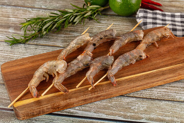 Raw shrimp skewer for grill