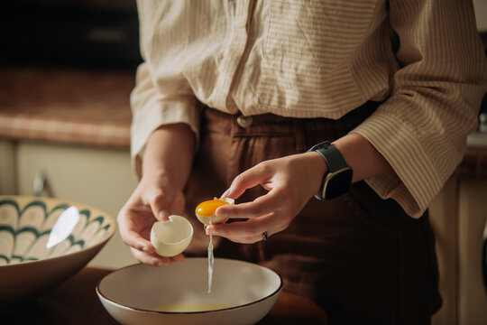 Breaking eggs for cr&egrave;me br&ucirc;l&eacute;e recipe