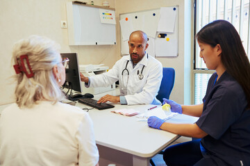 Obraz premium Doctor and nurse collaborating during patient consultation in hospital