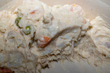 Ración de ensaladilla rusa casera con verduras y mayonesa. / Serving of homemade Russian salad with vegetables and mayonnaise.