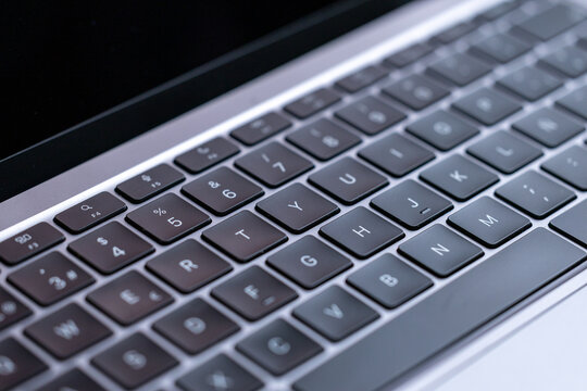 Detalle n&iacute;tido de teclado port&aacute;til elegante y minimalista. / Sharp detail of sleek, minimalist laptop keyboard.