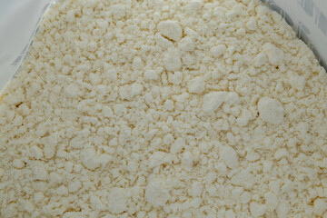 Detalle macro de harina granulada beige, perfecta como fondo culinario o recurso visual...