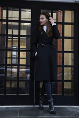 Obraz premium A woman leaves the building in the evening
