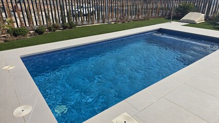 basen przy domowy niebieska woda