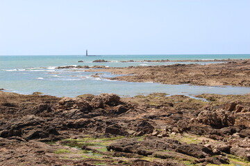 Les Sables-d'Olonne : le phare des Barges vu depuis les rochers de la Route Bleue (La Chaume) - 10