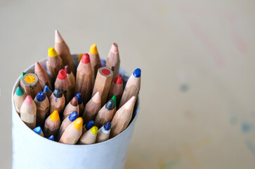 Konzept Kunst, Malen und Farbe: Nahaufnahme von vielen dicken farbigen Buntstiften, in einem...