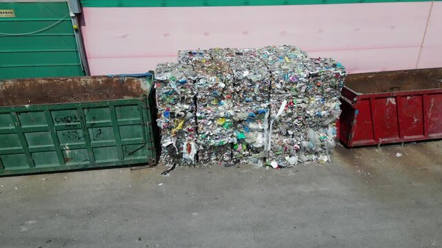 "Balle di Rifiuti in Plastica Pressata in un Centro di Smaltimento &ndash; Riprese Aeree con Drone"