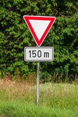 Verkehrsschild Vorfahrt gewähren an einer Landstraße, Deutschland