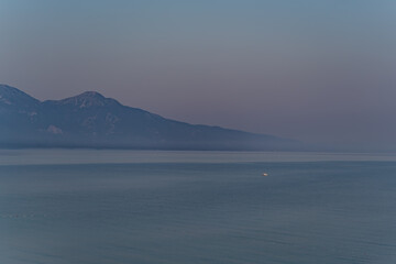 Łódeczka we mgle .