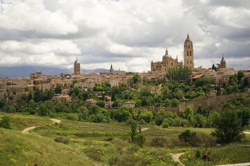 A photo of the city of Segovia from the outside showing the cityscape and the catedral