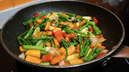Sartén cocinando verdura