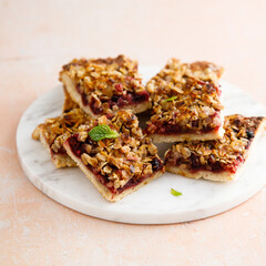 Red berries bars with streusel
