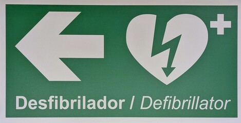 Señal de desfibrilador en inglés y español en el metro de Madrid, España 