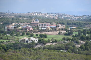 widok z wysoka na pole golfowe