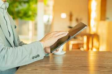 タブレットを操作するビジネスマンの手