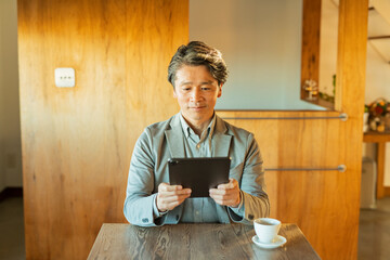 カフェでタブレットを持つ男性
