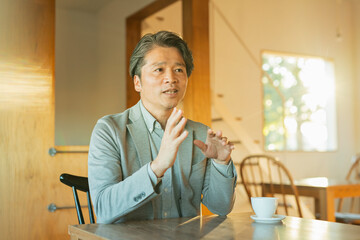 明るいカフェで議論するビジネスマン