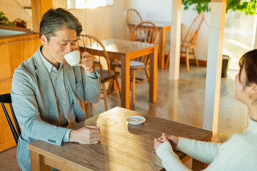 カフェでのリラックスタイムを楽しむ人々