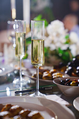 without a face. glasses of champagne on the banquet table.