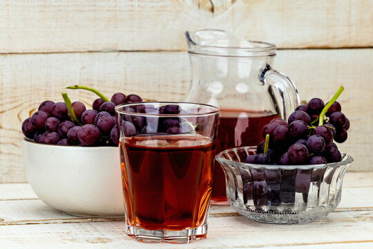 Bicchiere di vino rosato con uva nera