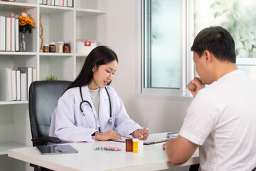 Obraz premium Healthcare. Doctor consulting patient about treatment plan.