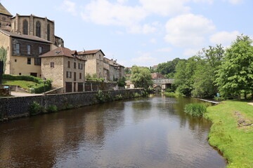 Obraz premium La rivière la Vienne dans le village, village d'Eymoutiers, département de la Haute Vienne, France