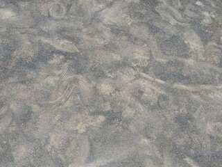 夏の公園の砂利の庭に残る遊んだ子供たちの足跡