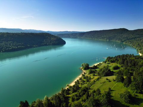 Le lac de Vouglans pr&egrave;s de la plage de Bellecin