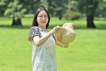 バケットハットをかぶる若い日本人女性