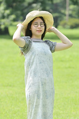 バケットハットをかぶる若い日本人女性