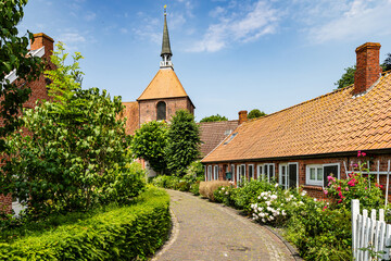 Malerische historische Dorfstraße in Rysum, Ostfriesland, Deutschland