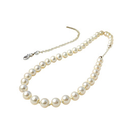 Elegant Pearl Necklace Creamy White Beads and Delicate Clasp isolated on transparent background