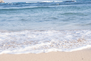 波がたっている青い海