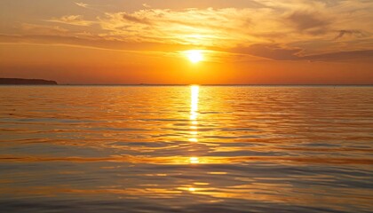 Obraz premium Golden sunset over calm water (1)