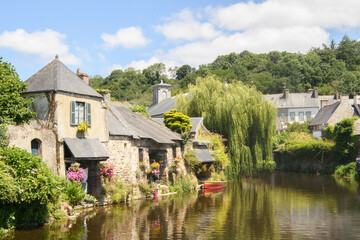 Anciennes maisons en pierres sur le bord d'une riviere en été, les canaux et anciens lavoirs de...