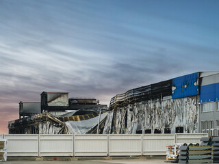 Fototapeta premium A building ravaged by fire, with extensive damage to its structure.