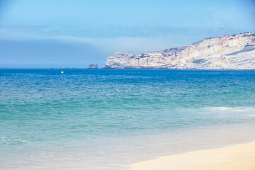 Obraz premium At Nazarè, Portugal sandy beach and Sitio promontory