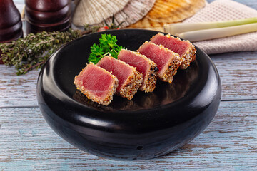 Tuna tataki roasted and raw