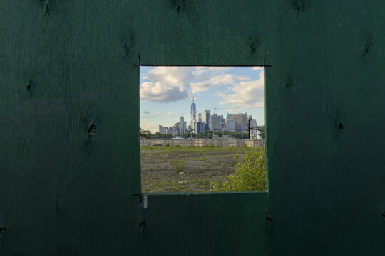 Fototapeta new york city downtown manhattan skyline seen through a natural frame cut in a painted wooden fence (scenic nyc usa travel tourism destination) skyscrapers