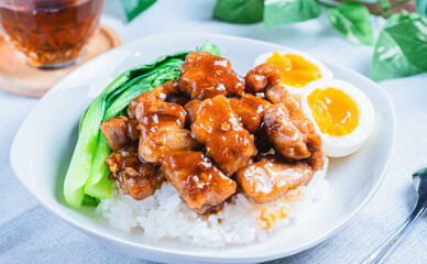 煮込み豚肉をご飯にのせた台湾風ルーローハンの盛り付け