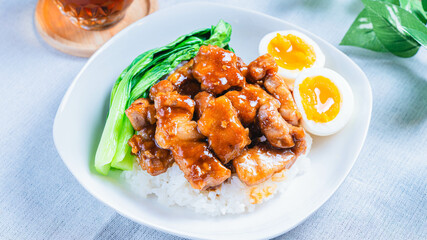 煮込み豚肉をご飯にのせた台湾風ルーローハンの盛り付け